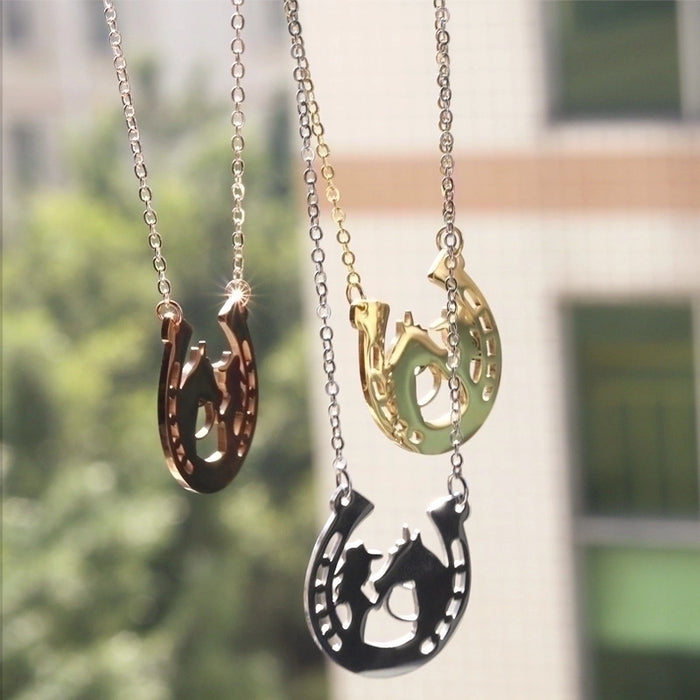 Collier plaqué titane Cheval et cavalière