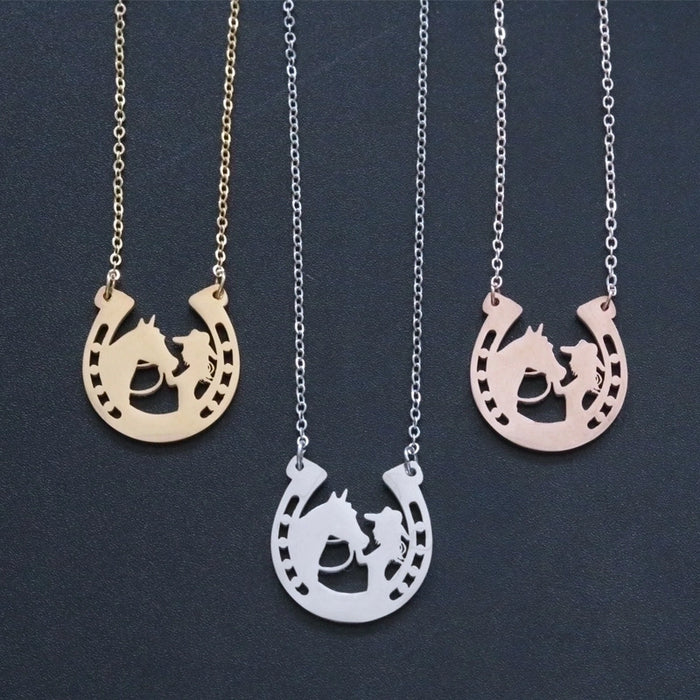 Collier plaqué titane Cheval et cavalière