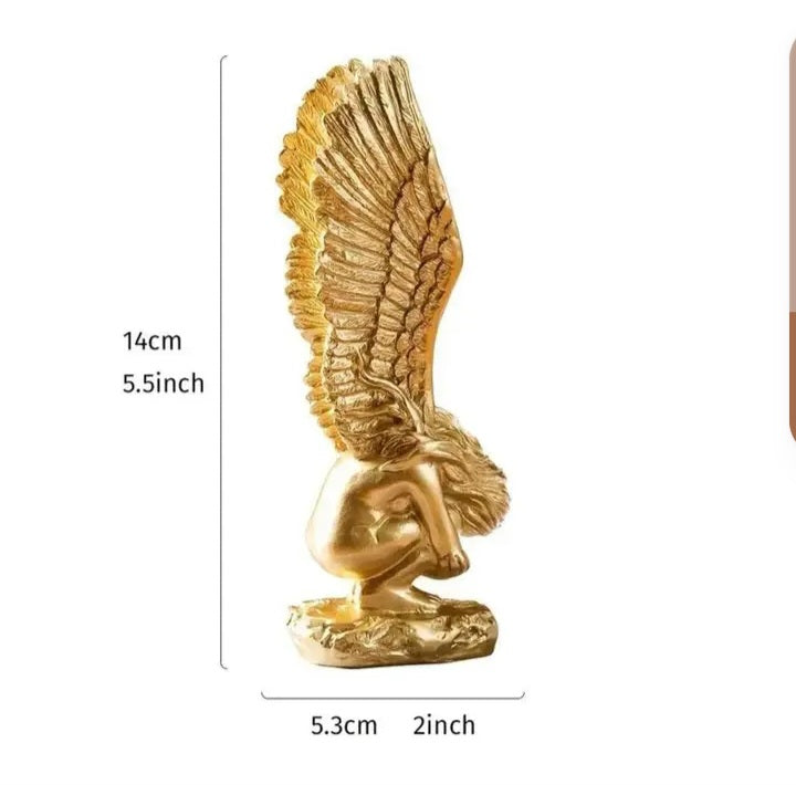 Statue de fée dorée