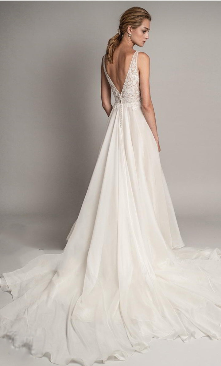 Robe de mariée en chiffon blanc à decolleté