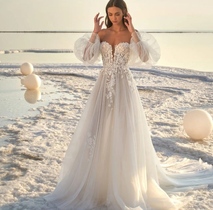 Robe de mariée diaphane à manches bouffantes