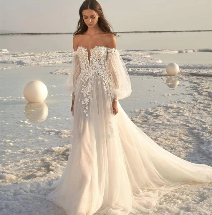 Robe de mariée diaphane à manches bouffantes