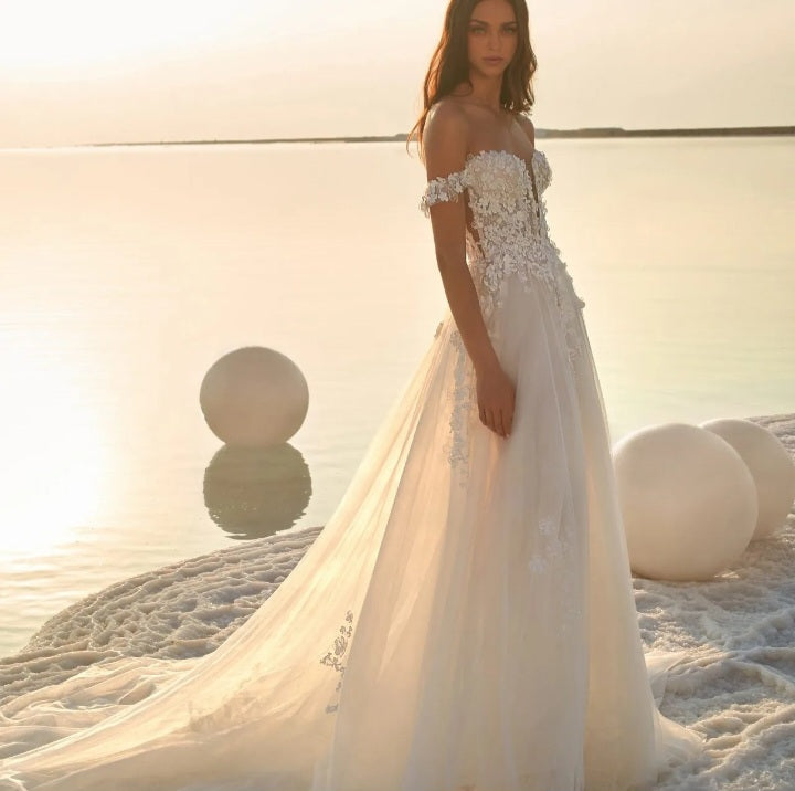 Robe de mariée diaphane à manches bouffantes