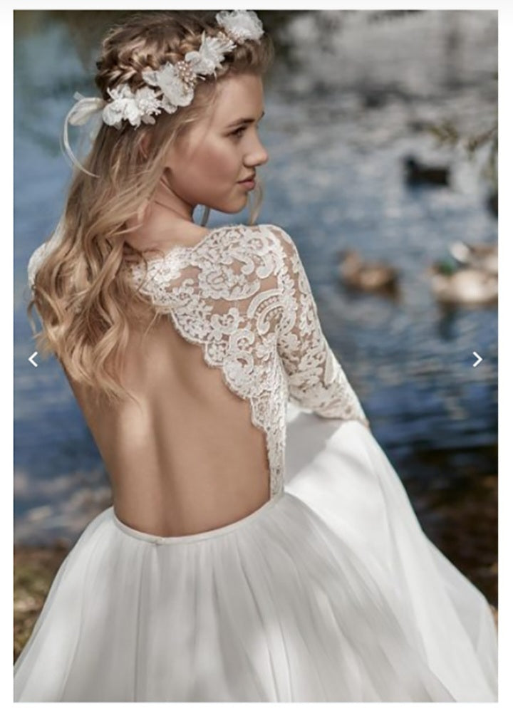 Robe de mariée à taille haute, manches longues brodées et dos dégagé