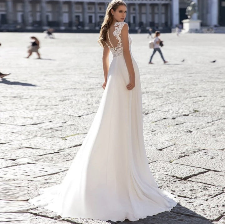 Robe de mariée ivoire en chiffon à col en V et bretelles brodées