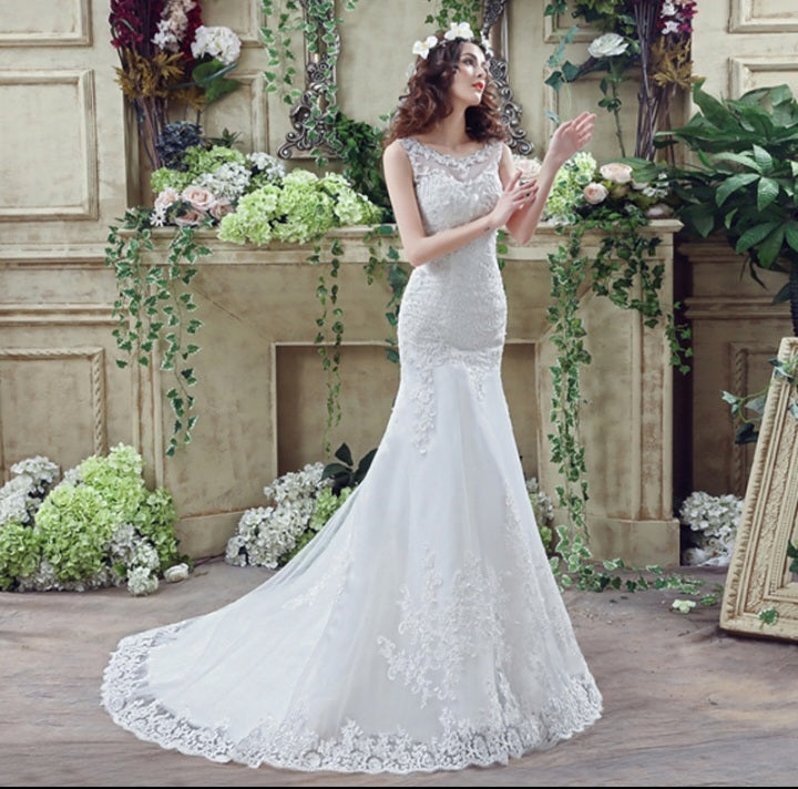 Robe de mariée classique à coupe sirène en satin sans manches