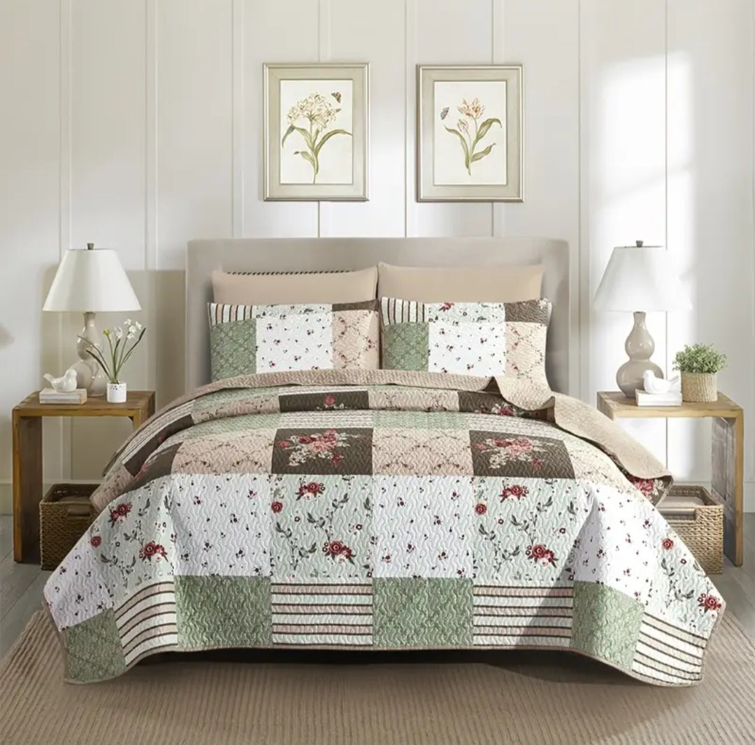 Couvre-lit matelassé à carreaux et petites fleurs