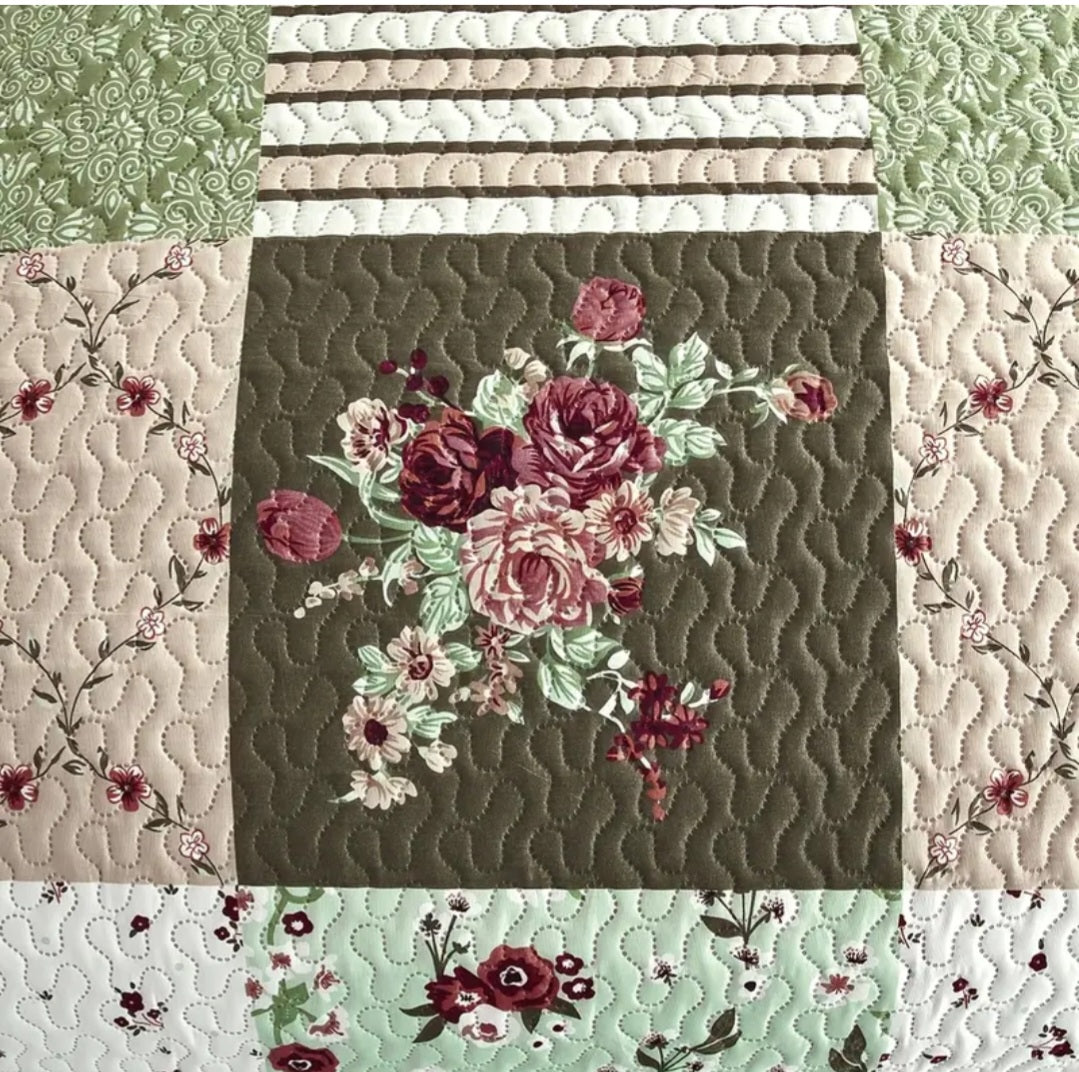 Couvre-lit matelassé à carreaux et petites fleurs