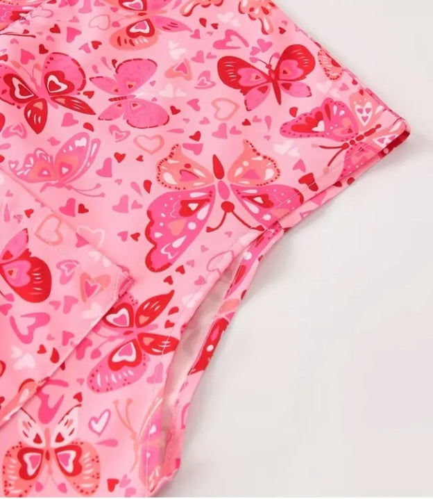 Haut d'uniforme rose à motif papillons