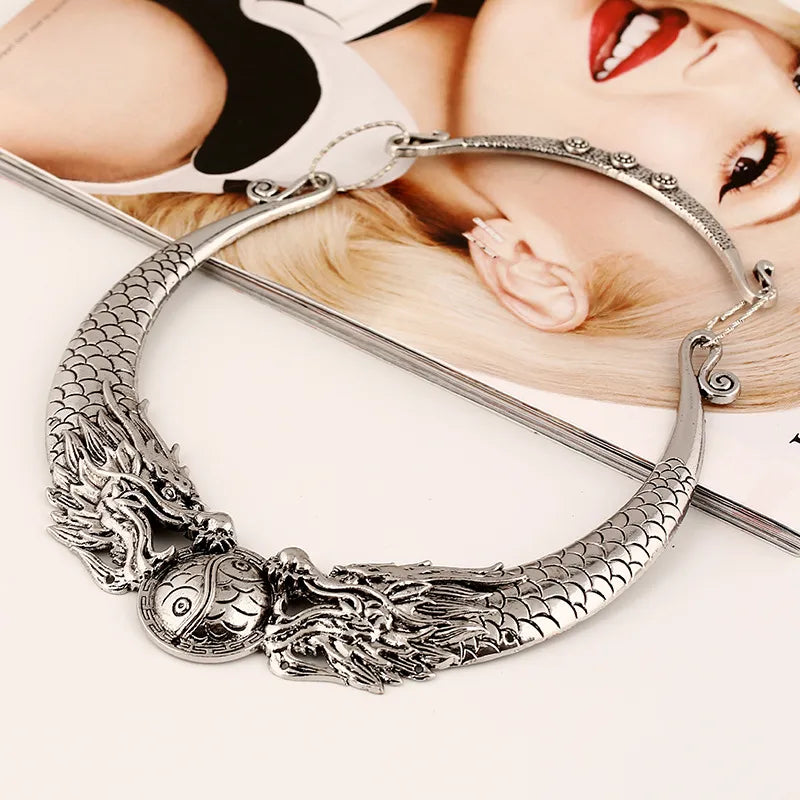 Collier Règne du Dragon en argent ancien