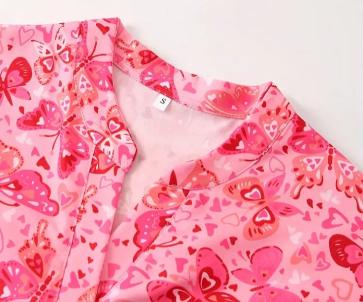 Haut d'uniforme rose à motif papillons