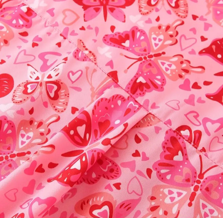 Haut d'uniforme rose à motif papillons