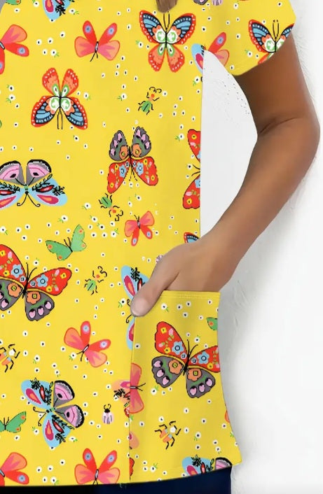 Haut d'uniforme jaune à imprimé papillons colorés