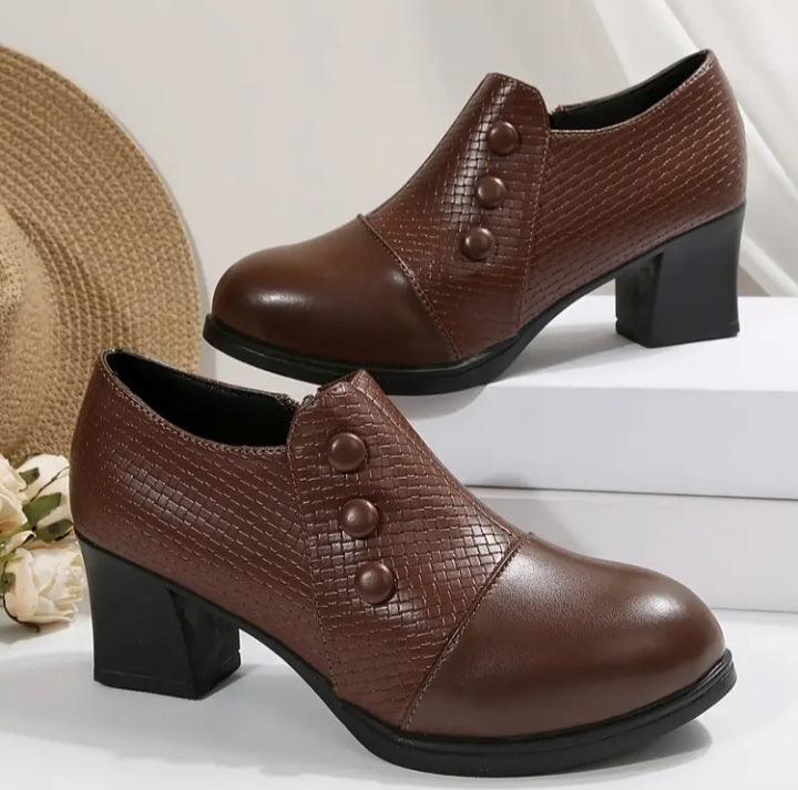 Chaussure tout aller à bout pointu arrondi et talon carré
