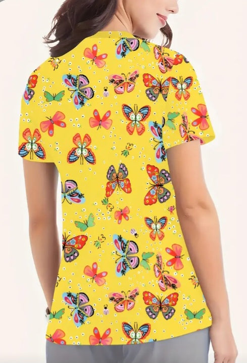Haut d'uniforme jaune à imprimé papillons colorés