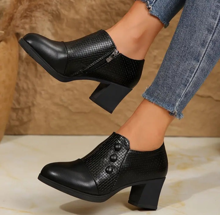 Chaussure tout aller à bout pointu arrondi et talon carré