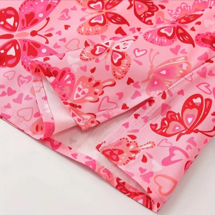 Haut d'uniforme rose à motif papillons