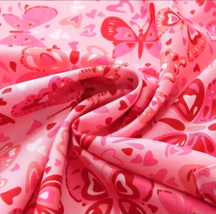 Haut d'uniforme rose à motif papillons