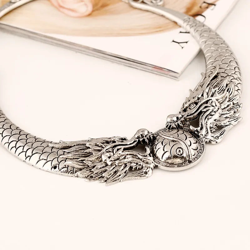 Collier Règne du Dragon en argent ancien