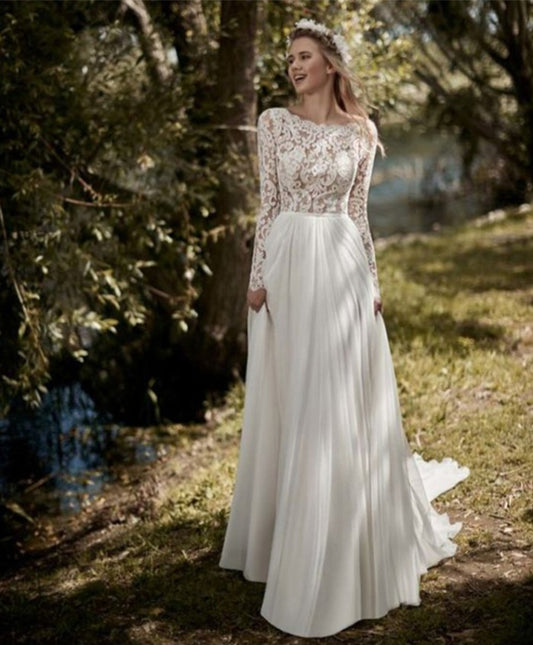 Robe de mariée à taille haute, manches longues brodées et dos dégagé