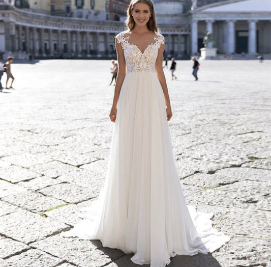 Robe de mariée ivoire en chiffon à col en V et bretelles brodées